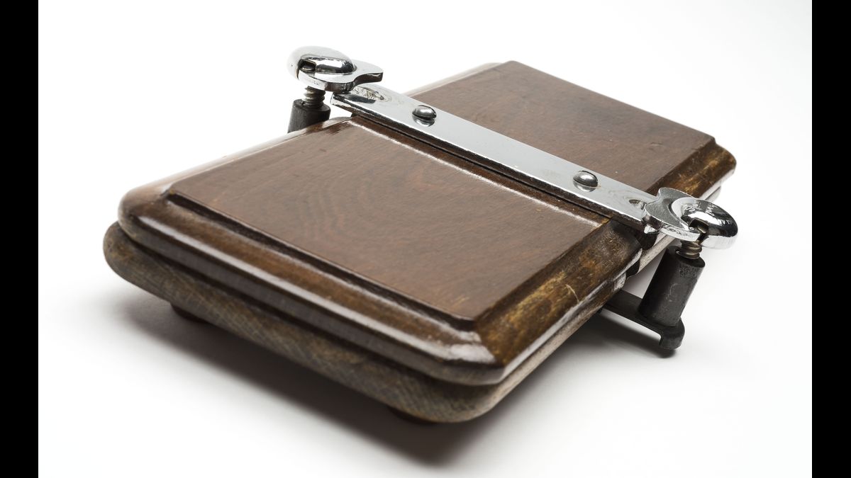 Ecrase-doigts utilisé lors d’interrogatoires / Maldon, Combined Military Services Museum U. K./ MAOCM 2005.840  © Paris - Musée de l'Armée, Dist. RMN-Grand Palais / Pascal Segrette