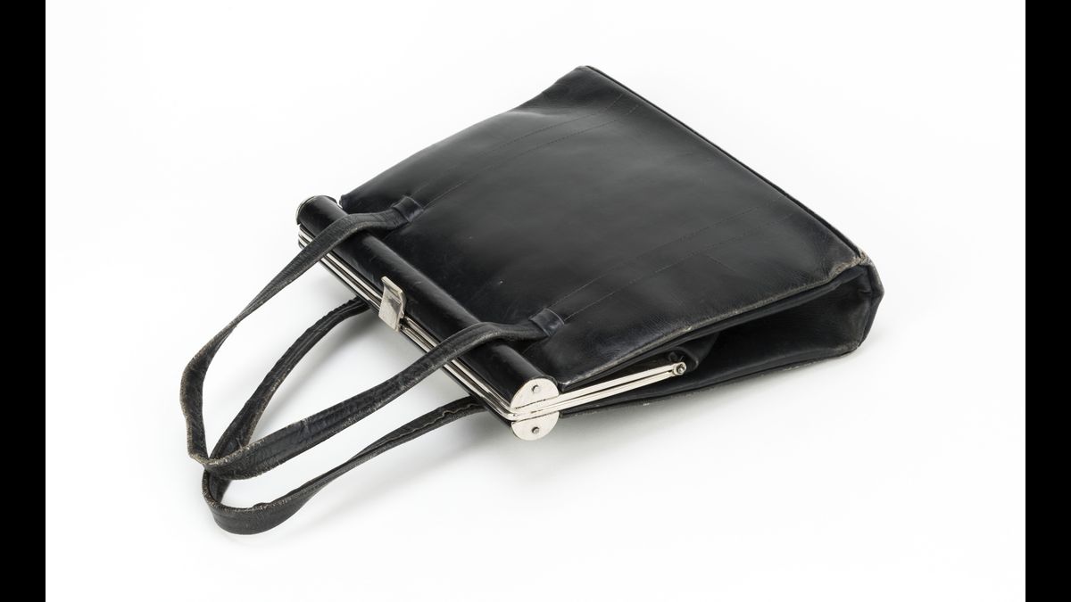 Sac à main avec compartiment secret ayant appartenu à Lise London-Ricol (1916-2012). Arrêtée le 12 août 1942, elle est libérée au bout de 8 jours après avoir été interrogée. Son sac lui est rendu, sans que son contenu ait été dévoilé. Coll. MNR Champigny-sur-Marne © Paris - Musée de l'Armée, Dist. RMN-Grand Palais / Emilie Cambier