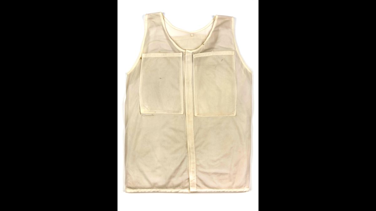 Sous-vêtement d'agent féminin du BCRA, équipé de poches sur la poitrine et dans le dos pour dissimuler des faux documents DGSE - Ministère de la Défense © Paris - Musée de l'Armée, Dist. RMN-Grand Palais / Emilie Cambier