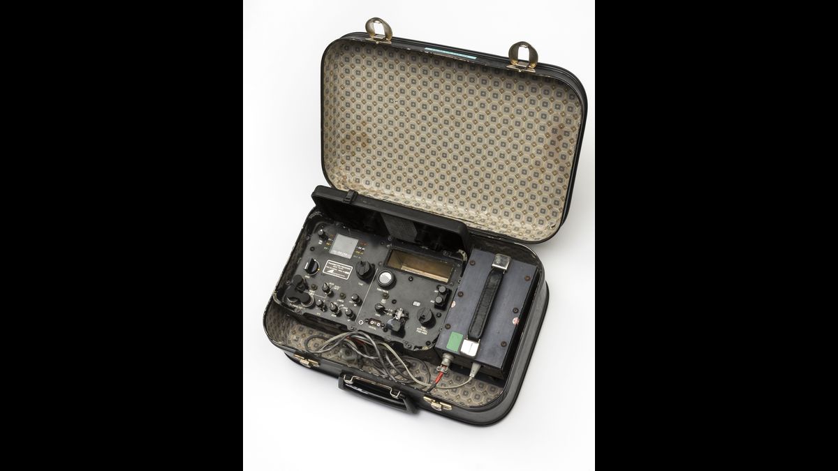 Emetteur-récepteur TAR 224, compact, autonome et imperméable, utilisé par les agents en mission de la CIA / DGSE - Ministère de la Défense © DGSE - Ministère de la Défense