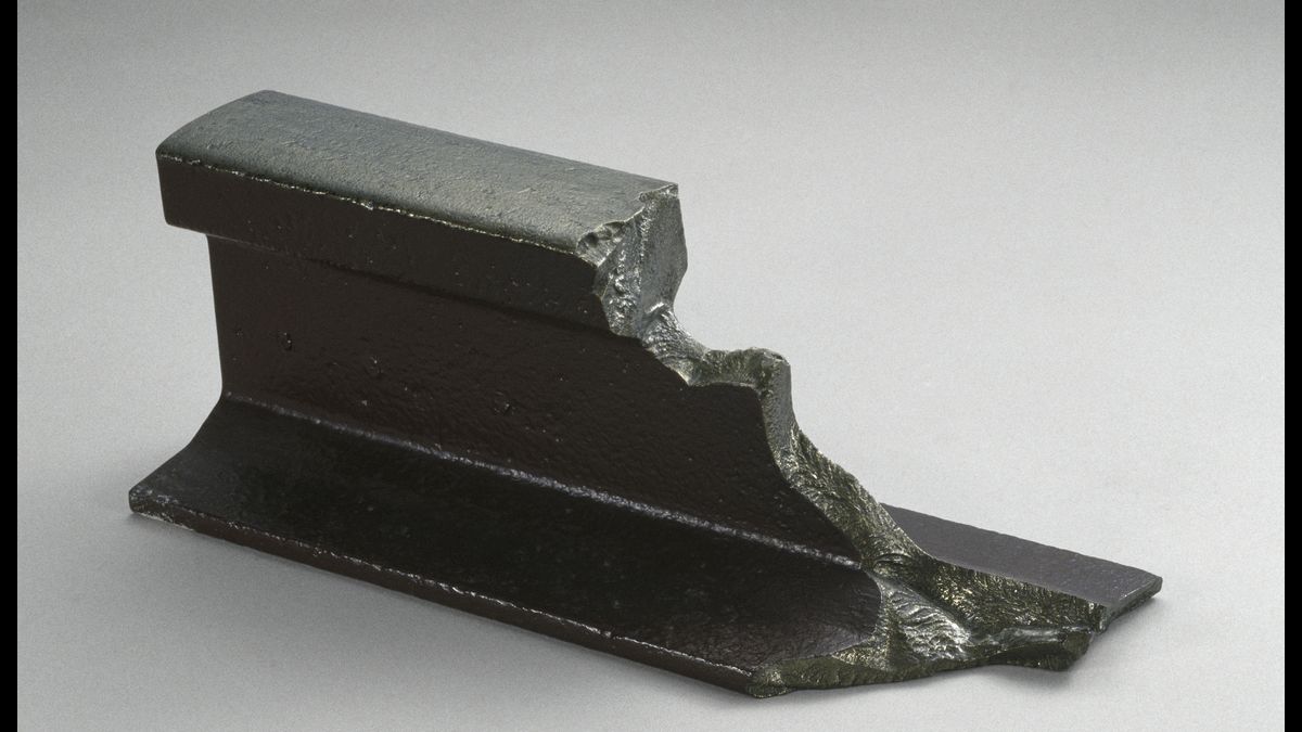 Morceau de rail de chemin de fer saboté par la Résistance et son dispositif de destruction / Paris, musée de l'Armée © Paris - Musée de l'Armée, Dist. RMN-Grand Palais / Laurent Sully-Jaulmes