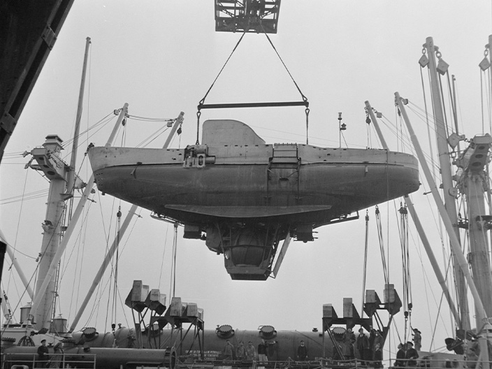 Embarquement du bathyscaphe FRNS 3 © ECPAD