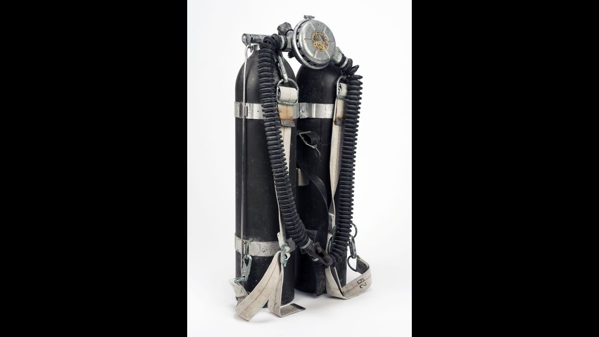 Bouteilles d’oxygène utilisées pour les premiers stages des nageurs de combat. En 1952, Bob Maloubier et le lieutenant de vaisseau Claude Riffaut créent la première école mixte de formation des nageurs de combat en Algérie. DGSE - Ministère de la Défense © Paris - Musée de l'Armée, Dist. RMN-Grand Palais / Pascal Segrette