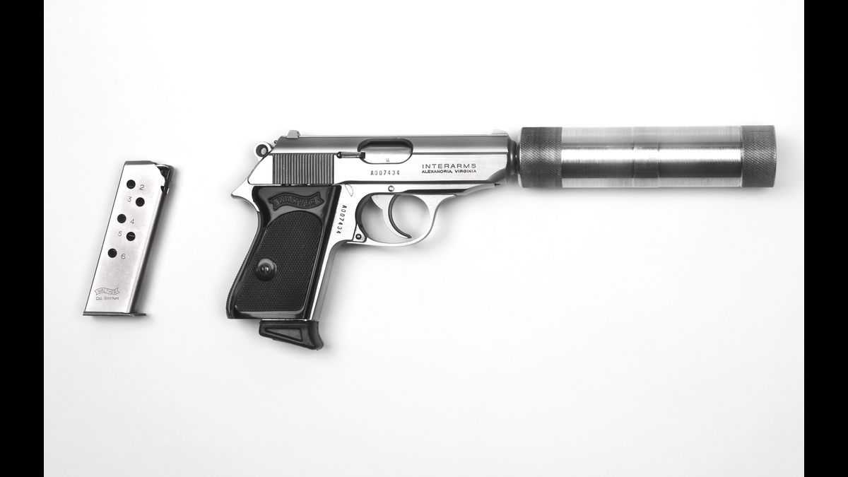 Pistolet automatique Walther PPK/S de calibre 9 mm dont le numéro de série commence par A 007 en référence à James Bond / Maldon, Combined Military Services Museum U. K. / MAOCM 2008.031 (n° de série commançant par A 007) © Paris - Musée de l'Armée, Dist. RMN-Grand Palais / Pascal Segrette