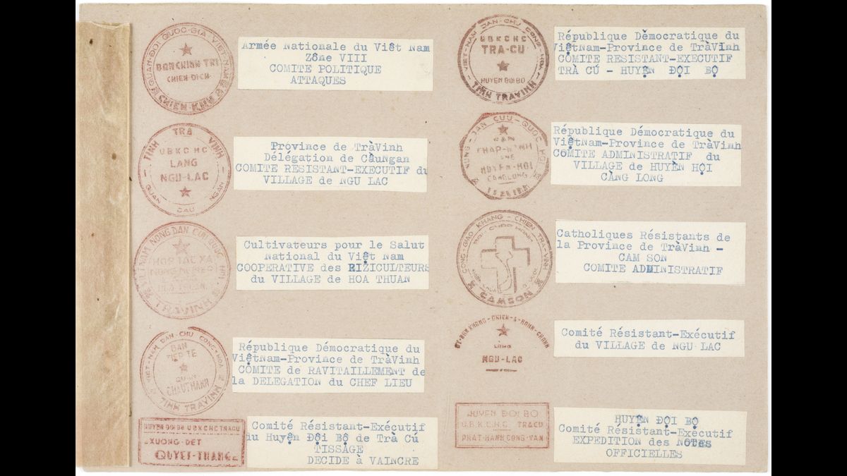 Marquage de faux tampons de l’administration Vietminh, réalisés par le SDECE, pour la fabrication de faux documents DGSE - Ministère de la Défense © Paris - Musée de l'Armée, Dist. RMN-Grand Palais / Emilie Cambier