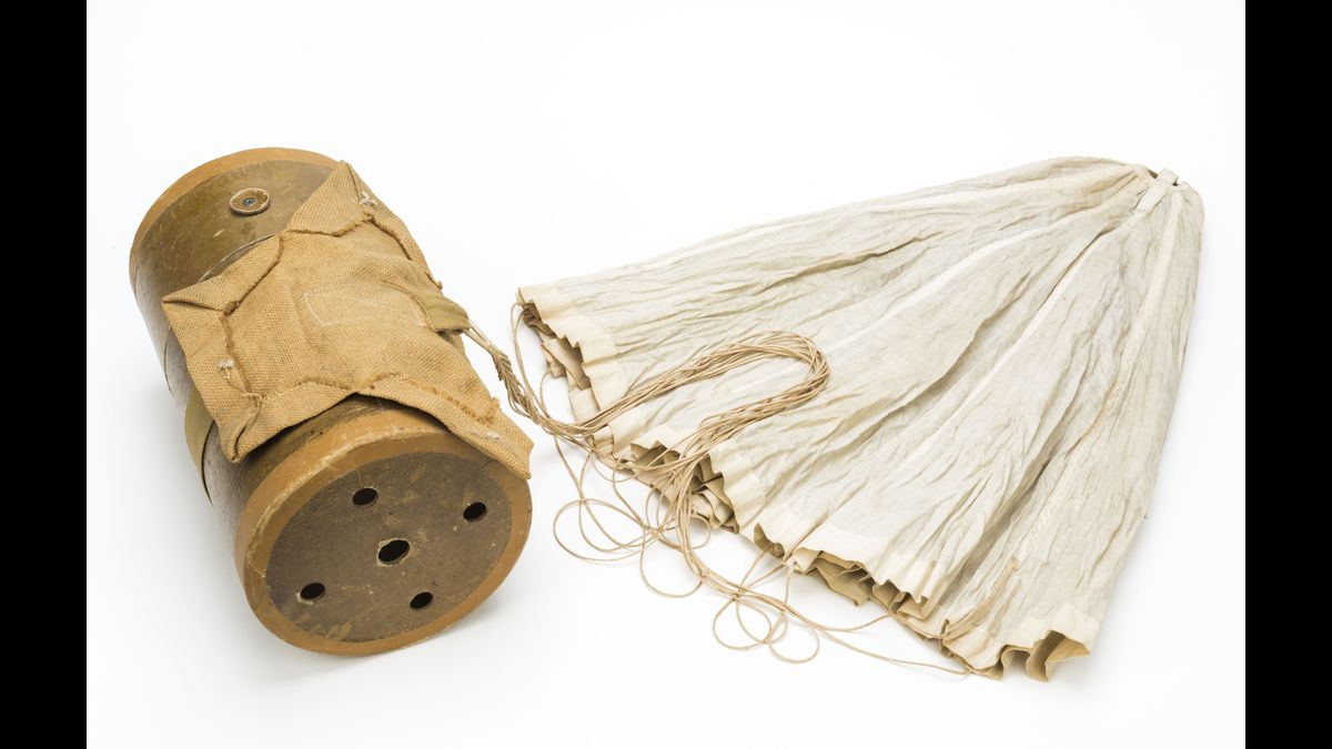 Container britannique spécial pour le parachutage d’un pigeon voyageur Coll. MNR Champigny-sur-Marne © Paris - Musée de l'Armée, Dist. RMN-Grand Palais / Emilie Cambier