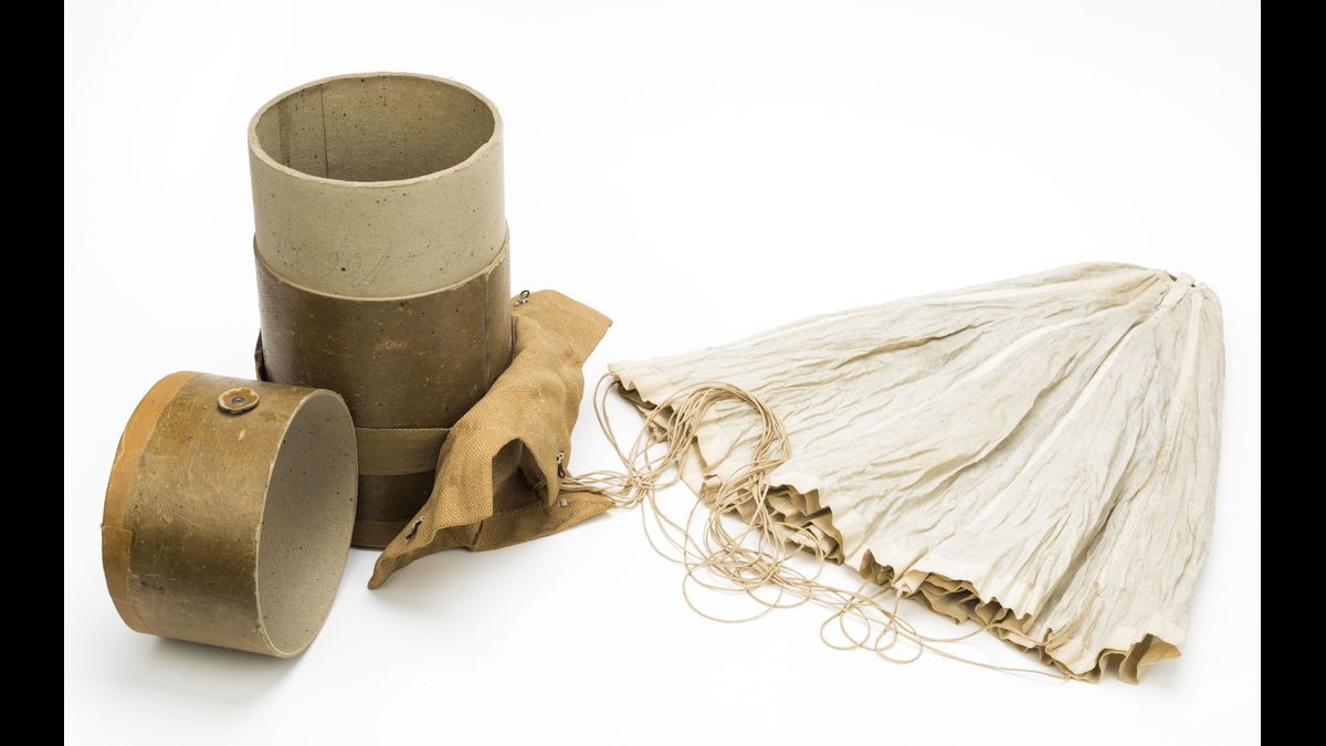 Container britannique spécial pour le parachutage d’un pigeon voyageur Coll. MNR Champigny-sur-Marne © Paris - Musée de l'Armée, Dist. RMN-Grand Palais / Emilie Cambier