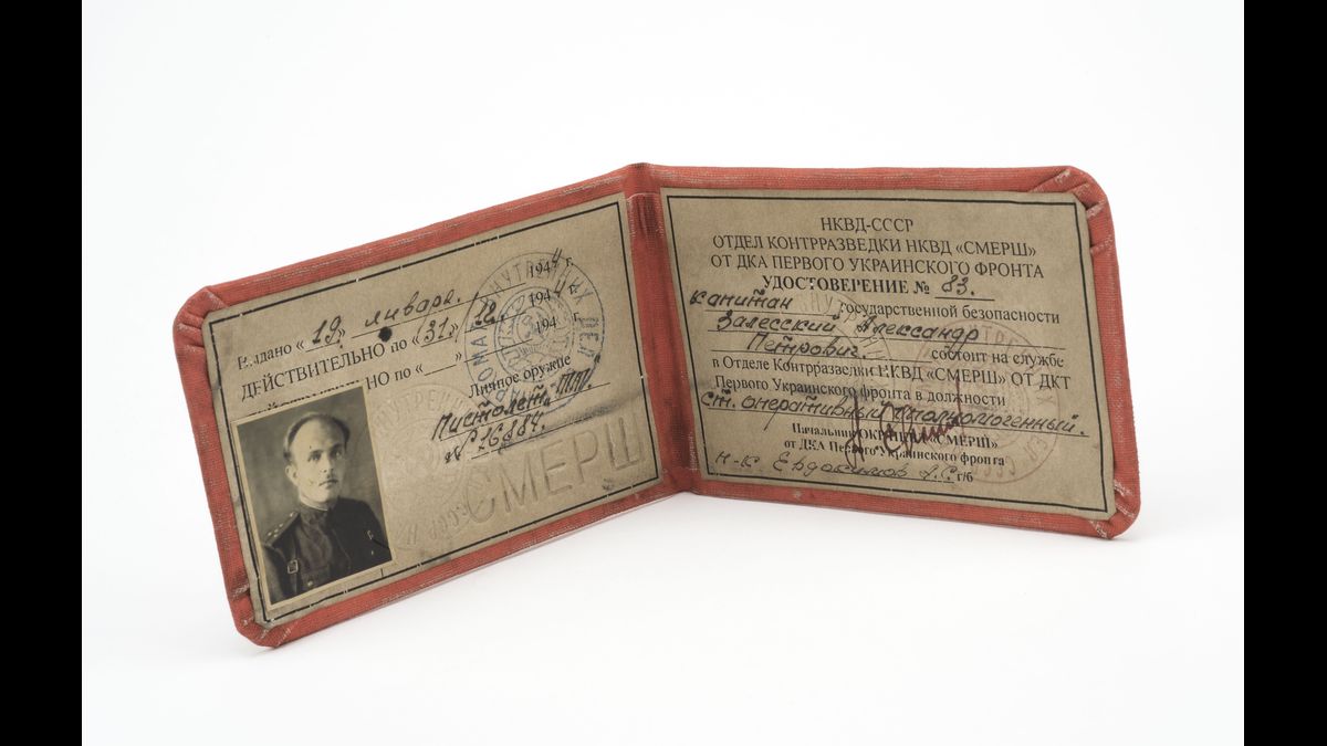 Carte d'identité du SMERSH , acronyme signifiant "mort aux espions". Le smersh est le service de contre-espionnage soviétique. collection Jacques Baud © Paris - Musée de l'Armée, Dist. RMN-Grand Palais / Pascal Segrette