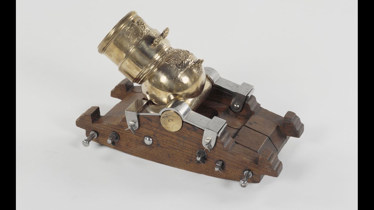 Mortier de 12 pouces à chambre cylindrique sur affût à flasques en bois Modèle réduit à l'échelle 1/6ème. Les tourillons sont à l'arrière du mortier. Bassinet en tête de faune. Sur le tonnerre, est sculpté l'écu de France avec une couronne ducale. (C) Paris - Musée de l'Armée, Dist. RMN-Grand Palais / image musée de l'Armée