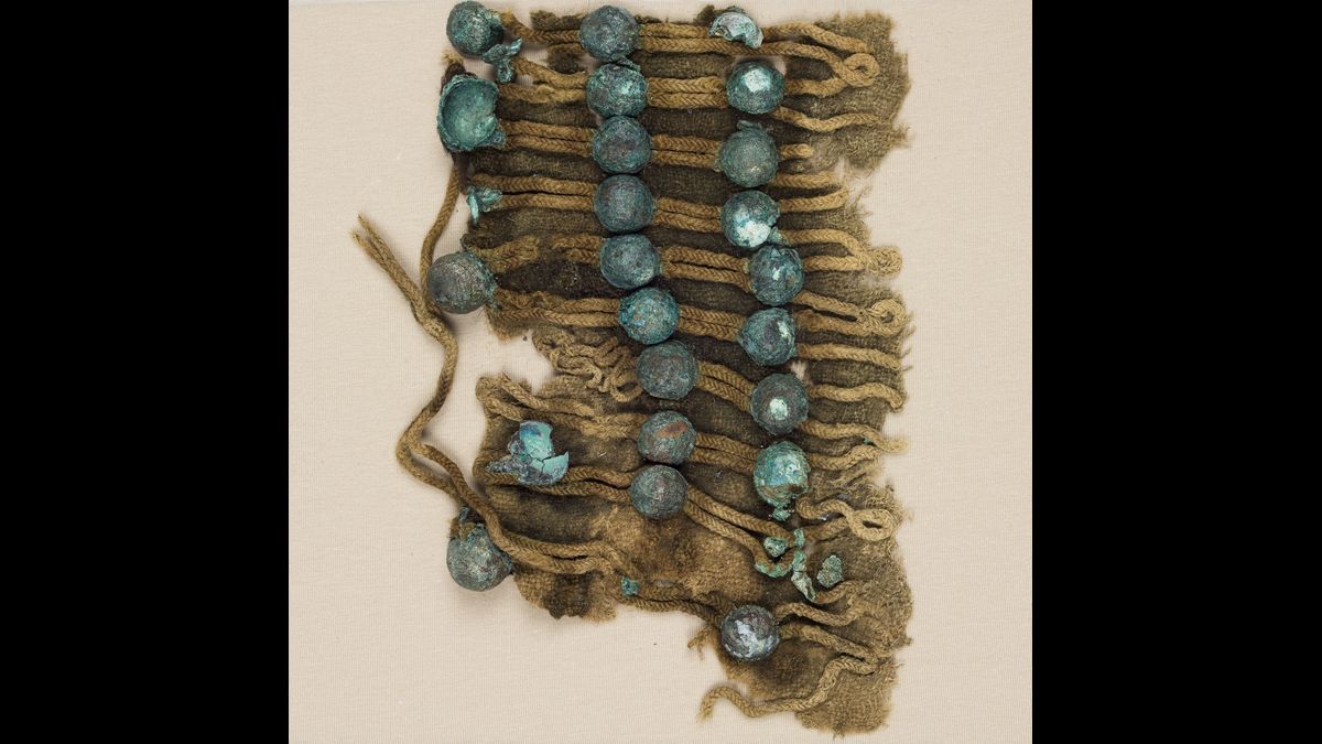 Reste d'uniforme provenant des dépouilles des soldats de la Grande Armée morts à Vilnius en 1812 (C) Paris - Musée de l'Armée, Dist. RMN-Grand Palais / Emilie Cambier