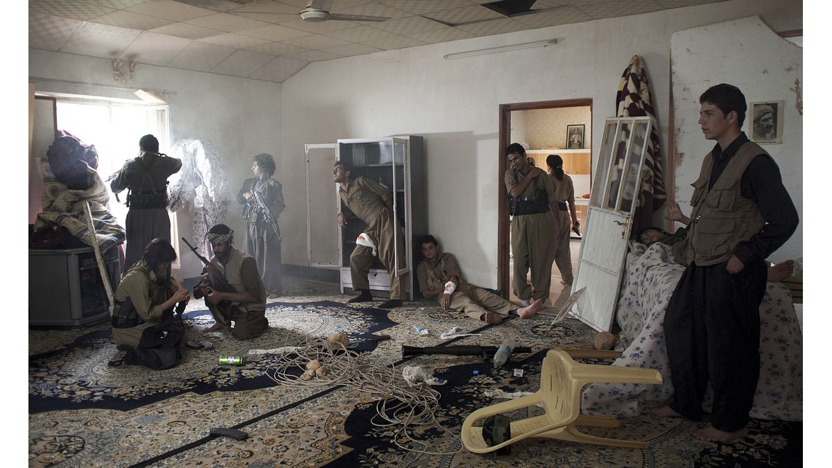 Théâtre de guerre. Photographie avec un groupe de guérilla kurde, Irak, 2011-2012, Emeric Lhuisset (C) Paris - Musée de l'Armée, Dist. RMN-Grand Palais / Emeric Lhuisset