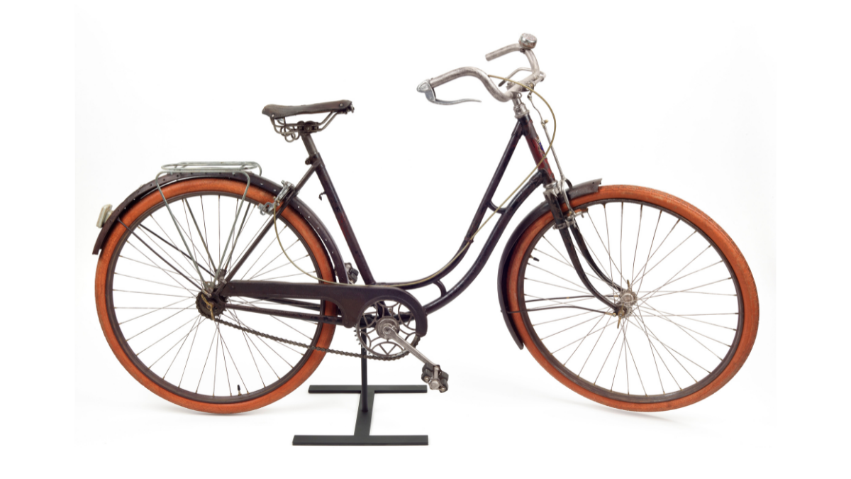 Génial Lucifer, Vélo de liaison d'une agente de la Résistance, deuxième quart du XIXe siècle, don de Monique Lyon-Guérand en 1997. Paris, musée de l'Armée. 