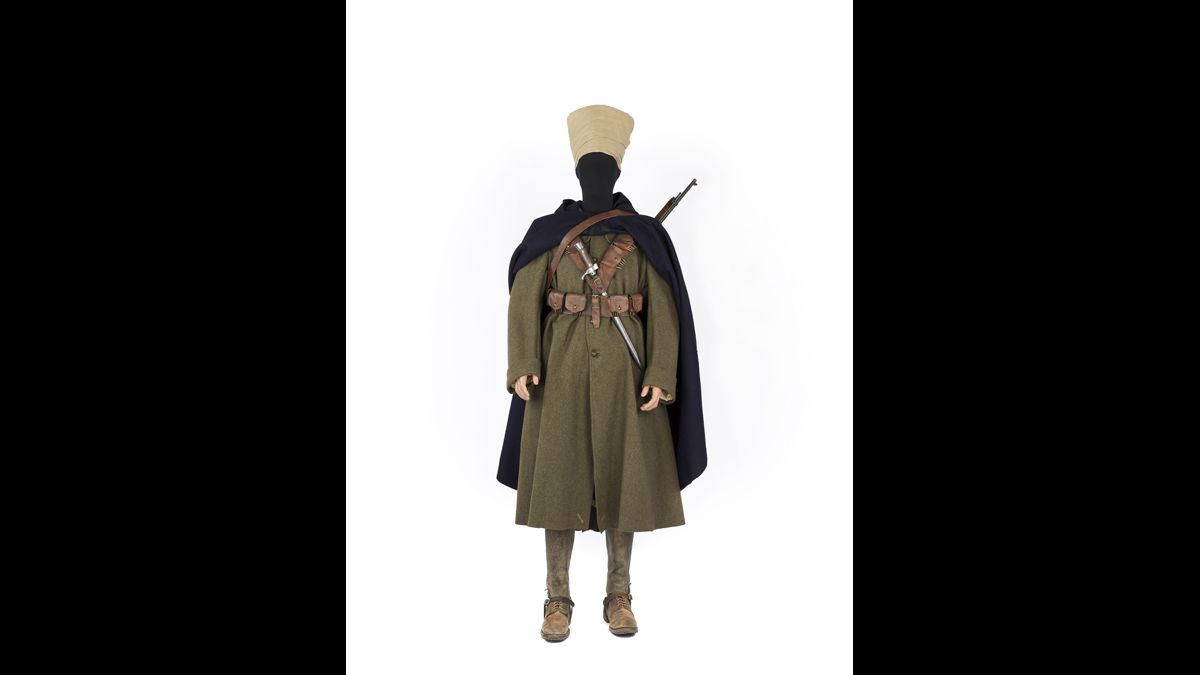 Spahi du 2e régiment de spahis marocains (RSM) - En 1940, l’armée française compte trois brigades de spahis. La 3e brigade comprend le 2e RSA et le 2e RSM. Commandée par le colonel Marc, elle est chargée de colmater une brèche de huit kilomètres entre la 2e et la 9e armée après la percée des 1. et 2. Panzerdivisionen à Sedan le 13 mai. Le 15, les spahis opposent une vive résistance à La Horgne face à la 1. Panzerdivision. Les pertes s’élèvent à cinquante tués. / Paris, musée de l’Armée © Paris - Musée de l'Armée, Dist. RMN-Grand Palais / Anne-Sylvaine Marre-Noël