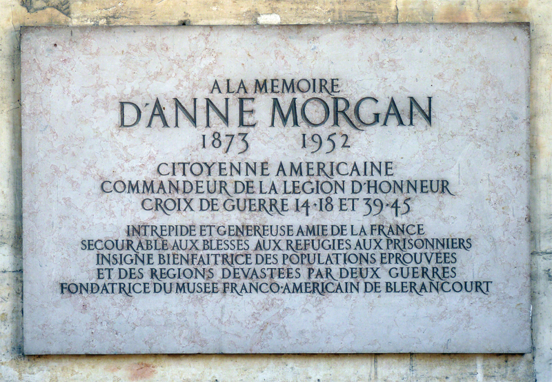 À la mort d’Anne Morgan en 1952, une plaque commémorative en marbre est installée sur la galerie supérieure de la cour d’honneur de l’Hôtel des Invalides. Les décorations qu’elle a obtenues lors des deux guerres mondiales y sont mentionnées : la Croix de guerre 1914-1918 et celle de 1939-1945. En 1924, elle a entre autre été décorée de la croix de chevalier de la Légion d’honneur, et en 1932, elle est la première femme américaine à devenir commandeur de la Légion d’honneur