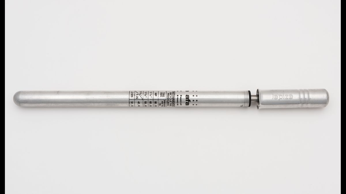 Pompe à vélo Lapize contenant un pistolet à un coup de calibre 4 mm / Maldon, Combined Military Services Museum U. K. © Paris - Musée de l'Armée, Dist. RMN-Grand Palais / Emilie Cambier