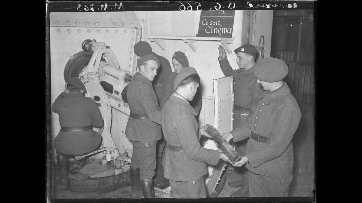 Ligne Maginot, ouvrage du Hackenberg, artilleurs chargeant un canon de 75 mm. - © Photographe inconnu/SCA : Service Cinématographique des Armées/ECPAD/Défense/DG 30-566 