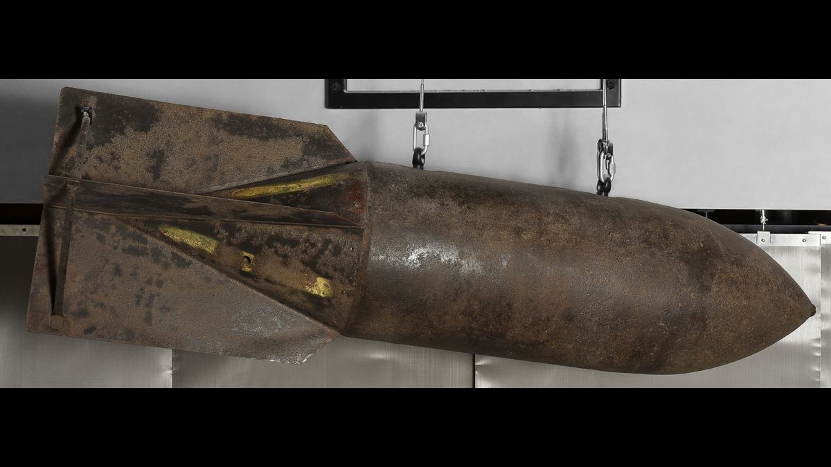 Bombe explosive cylindrique de 250 kilos  - Destinée à tous les bombardiers de la Luftwaffe, elle arme le Junkers Ju 87 « Stuka. Il existe trois types de bombe : la première avec un corps et un cône de nez d’une seule pièce, destinée à pénétrer des cibles robustes avant de détoner, et les deux autres avec un corps et un nez en deux parties pour des cibles nécessitant une détonation instantanée à l’impact. / Paris, musée de l'Armée, inv. 998.1466 © Paris - Musée de l'Armée, Dist. RMN-Grand Palais / Emilie Cambier