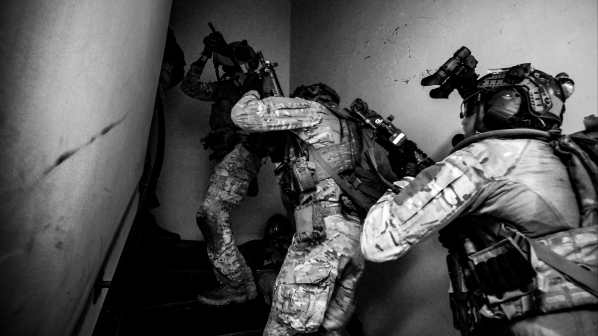 "Investissement d'un bâtiment par un groupe de commandos marine spécialisé en contre-terrorisme et libération d'otage (CTLO) lors de l'exercice "Kraken" " © Johan