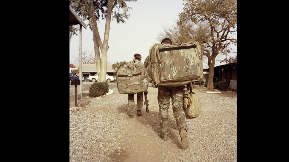 "Equipiers du commando Hubert se déplaçant sur la base avec leur sac à dos" © Edouard Elias, musée de l'Armée
