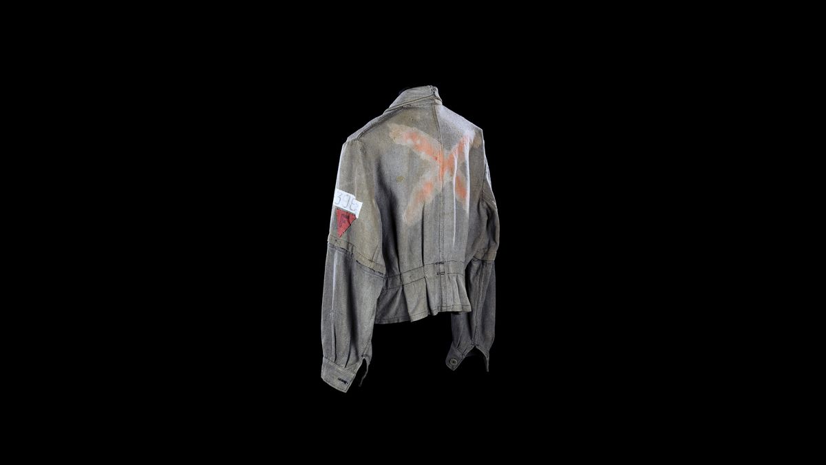 Blouson de déportée politique de Lise Lesèvre (1901-1992). Membre du réseau Périclès, elle est arrêtée par la Sipo-SD de Lyon le 3 mars 1944 et torturée pendant 19 jours par Klaus Barbie. Elle ne livre aucun renseignement. Elle est déportée au camp de Ravensbrük en mai et envoyée dans une usine d'obus où elle sabote ceux dont elle a la charge. Elle est libérée en mai 1945. / Paris, musée de l'Armée © Paris - Musée de l'Armée, Dist. RMN-Grand Palais / Christophe Chavan