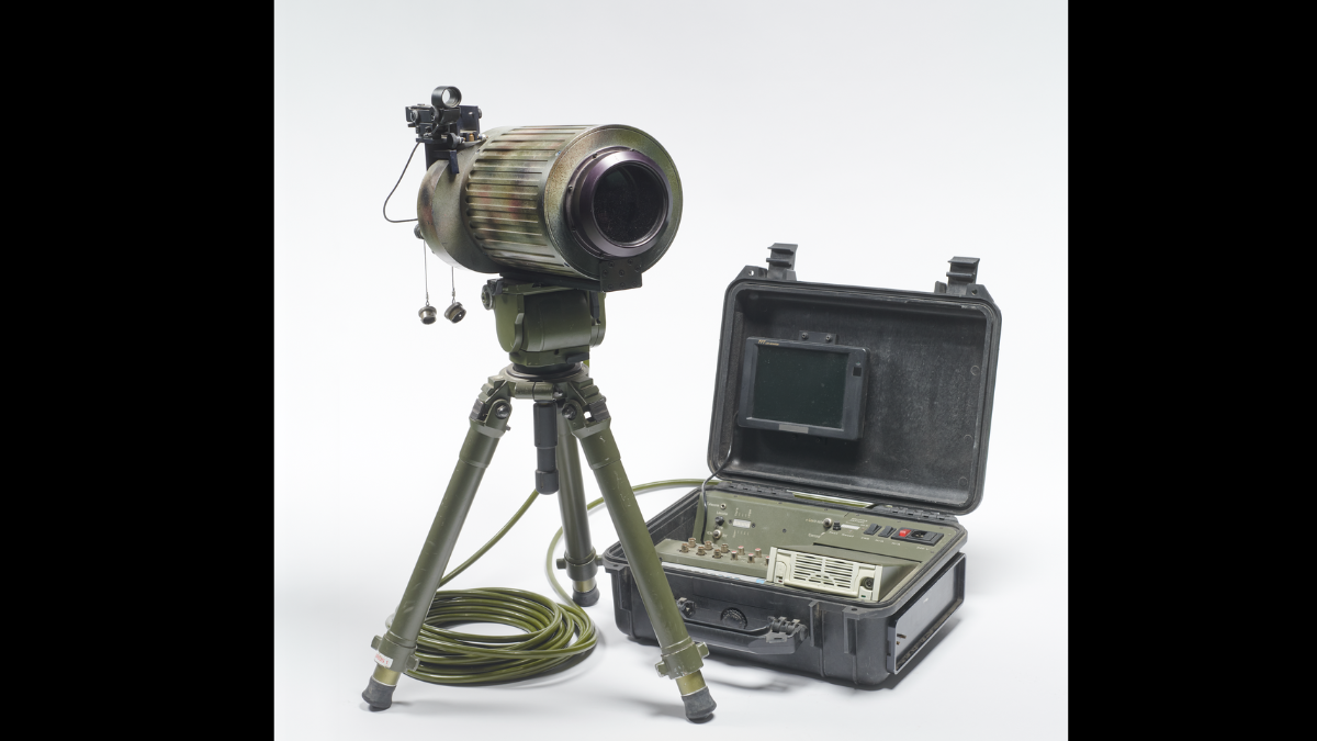 "RAKOON (Recherche Aéroportée Kit Opérationnel d'Observation Nomade, Airborne Search Operations Kit for Nomadic Observation)", loaned by 13th RDP © Paris, Musée de l'Armée, Dist. RMN-Grand Palais / Thierry Ollivier