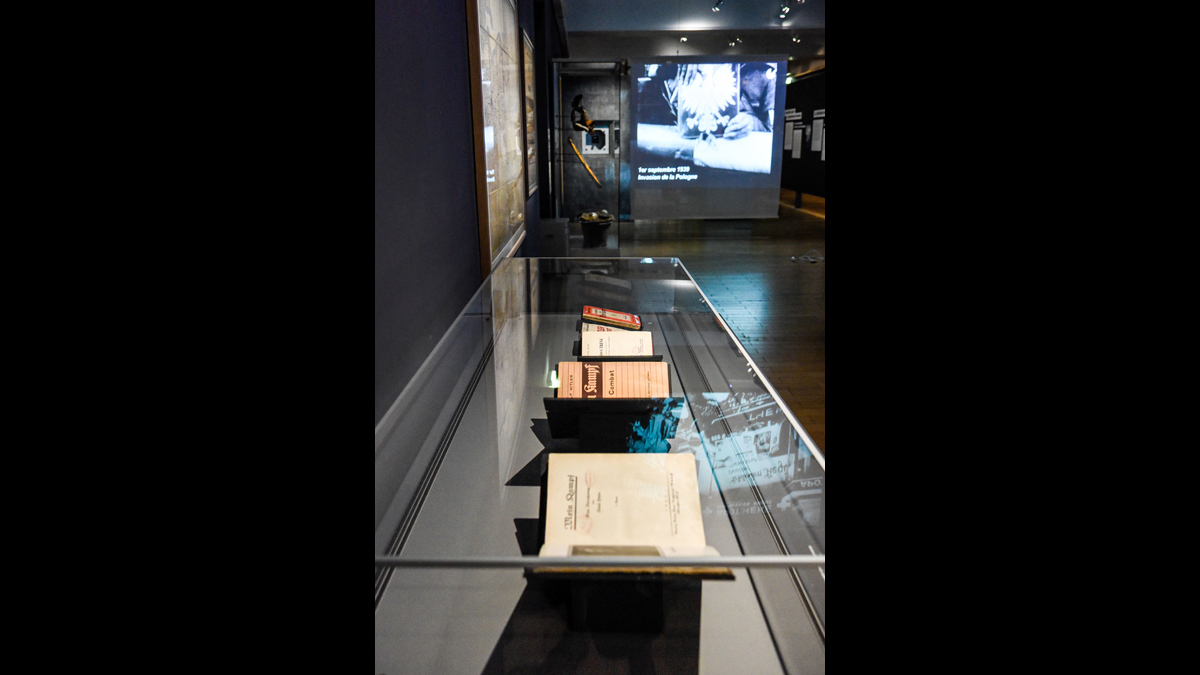 Adolf Hitler, "Mein Kampf" : édition originale, traductions en français et éditions critiques de 1939 / © Paris - Musée de l'Armée, Dist. RMN-Grand Palais - © Anne-Sylvaine Marre-Noël