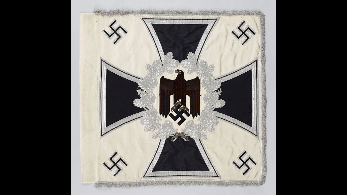 Drapeau de l’Infanterie - Regiment 61  - Rattaché à la 7. Infanterie-Division, l’Infanterie-Regiment 61 entre en Belgique le 10 mai 1940. Il progresse rapidement mais atteint l’Escaut au prix de lourdes pertes et participe à l’encerclement  et à la prise de Lille le 31 mai./ Paris, musée de l’Armée, inv. 19948 © Paris - Musée de l'Armée, Dist. RMN-Grand Palais / Thierry Ollivier