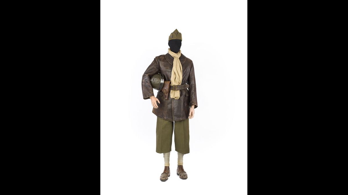 Uniforme du capitaine Victor Rayer, 1er régiment de dragons portés  - Il commande un groupement mixte de sûreté éloignée chargé de couvrir le déploiement de la 2e division légère mécanique en Belgique. Renvoyé à l’arrière en avril, il est commandant d’armes des places de Meulan, d’Hardricourt, de Vaux-sur-Seine et des Mureaux. Fait prisonnier le 20 juin et interné au camp de Surgères, il s’évade le 1er juillet./ Paris, musée de l’Armée © Paris - Musée de l'Armée, Dist. RMN-Grand Palais / Anne-Sylvaine Marre-Noël