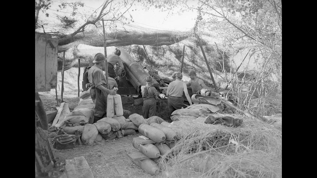 13-31 mai. Batterie d'artillerie française dans le secteur des 2e et 4e armées, entre l'Aisne et la Meuse. / © Photographe inconnu/SCA : Service Cinématographique des Armées/ECPAD/Défense/DG 109 -1388