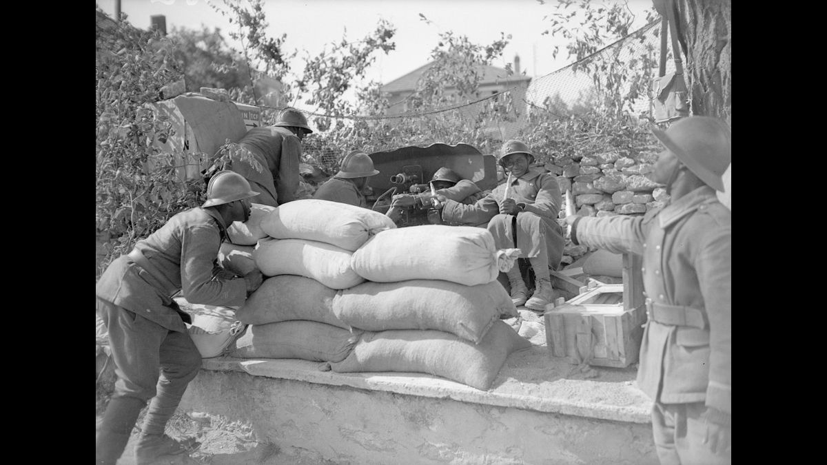 13-31 mai. Pièce anti-chars servie par des tirailleurs sénégalais dans le secteur des 2e et 4e armées, entre l'Aisne et la Meuse. / © Photographe inconnu/SCA : Service Cinématographique des Armées/ECPAD/Défense/DG 109 -1392