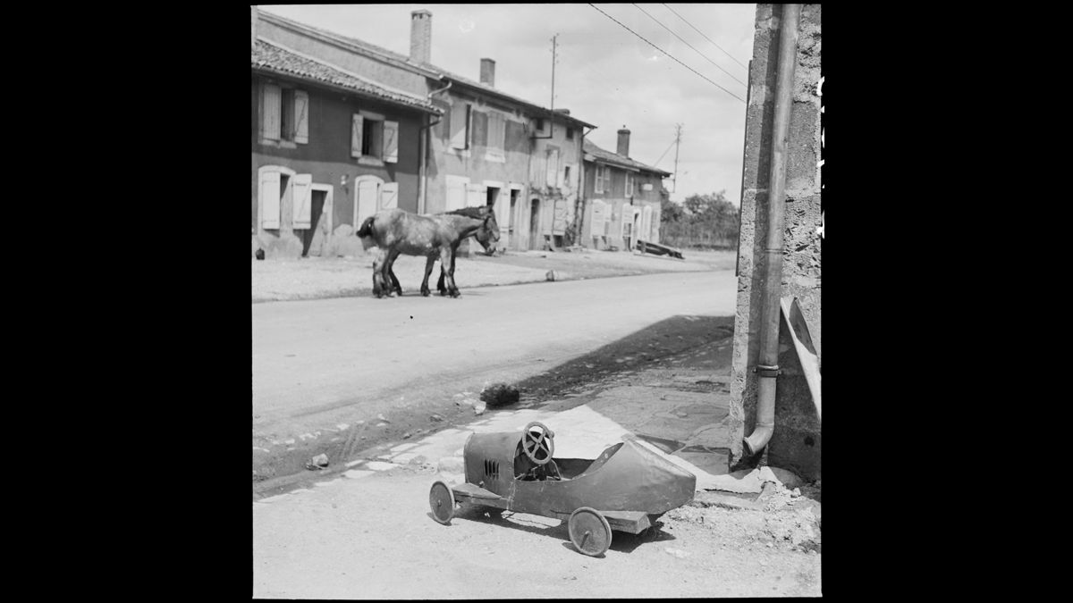 Près de la ligne de front, dans le secteur de la 2e armée du général Huntziger. Rue déserte d'un village évacué./ © Photographe inconnu/SCA : Service Cinématographique des Armées/ECPAD/Défense/2ARMEE 108 B1215