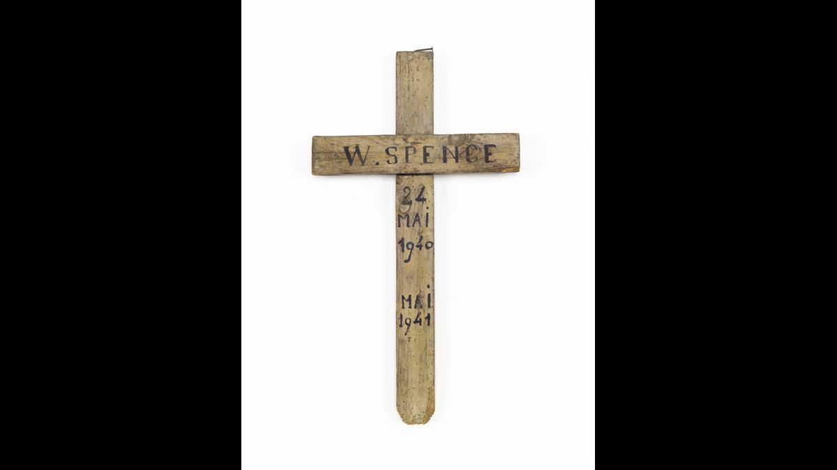 Croix de tombe provisoire du soldat William Spence - Soldat dans le 2e bataillon du Durham Light Infantry, le soldat William Spence est tué durant l’opération Dynamo le 24 mai 1940 à Merville (Nord). À la fin de l’opération, les pertes britanniques s’élèveront à 68 980 soldats tués, disparus ou faits prisonniers, dont 4 206 tués./ Ambleteuse, musée de la Seconde Guerre mondiale © Paris - Musée de l'Armée, Dist. RMN-Grand Palais / Emilie Cambier