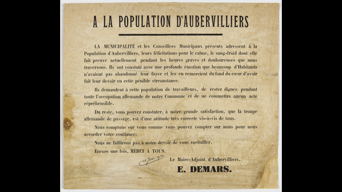 "A la population d'Aubervillers" - Le 14 juin 1940, l’armée allemande entre dans Aubervilliers (Seine-Saint-Denis). Cette affiche est signée par E. Demars, le maire adjoint, mais c’est Pierre Laval qui est maire de la ville de 1923 à 1944. Dès le début du conflit, la municipalité applique strictement les consignes de l’occupant. Parallèlement, Laval mène une répression féroce contre les militants communistes d’Aubervilliers. / Paris, musée de l’Armée, inv. 2019.0.468 © Paris - Musée de l'Armée, Dist. RMN-Grand Palais - © Emilie Cambier