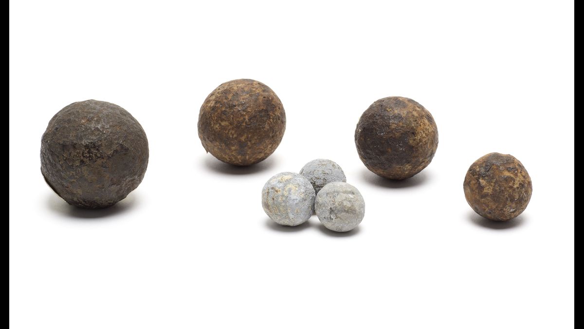 Balles de fusils et biscaïens provenant de la Moskowa (C) Paris - Musée de l'Armée, Dist. RMN-Grand Palais / Emilie Cambier