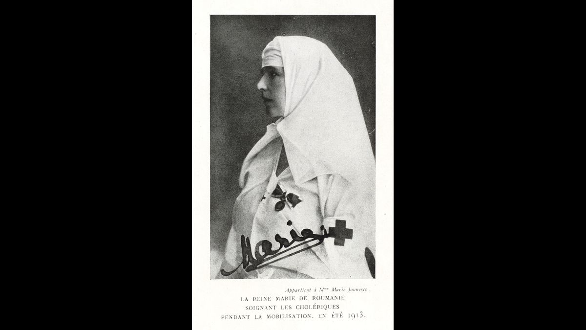 La Reine Marie de Roumanie soignant les cholériques pendant la mobilisation en été 1913. Photographie imprimée dans "L'Art et les Artistes", numéro spécial "Roumanie", 1917. (C) Paris - Musée de l'Armée, Dist. RMN-Grand Palais / Emilie Cambier