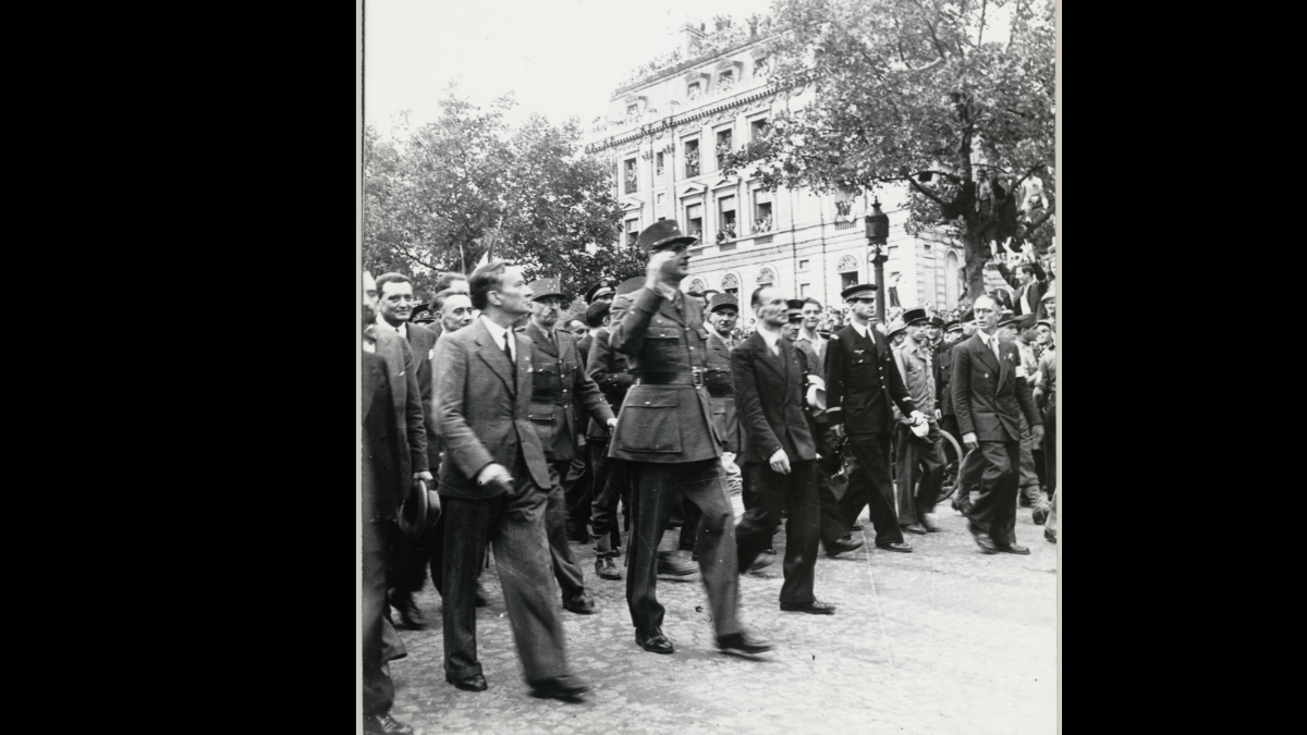 Le général de Gaulle descendant les Champs-Élysées, 1944 © Ministère de la Culture - Médiathèque du patrimoine et de la photographie, Dist.RMN-Grand Palais / Jean Roubier / RMN - Gestion droit d’auteur Jean Roubier