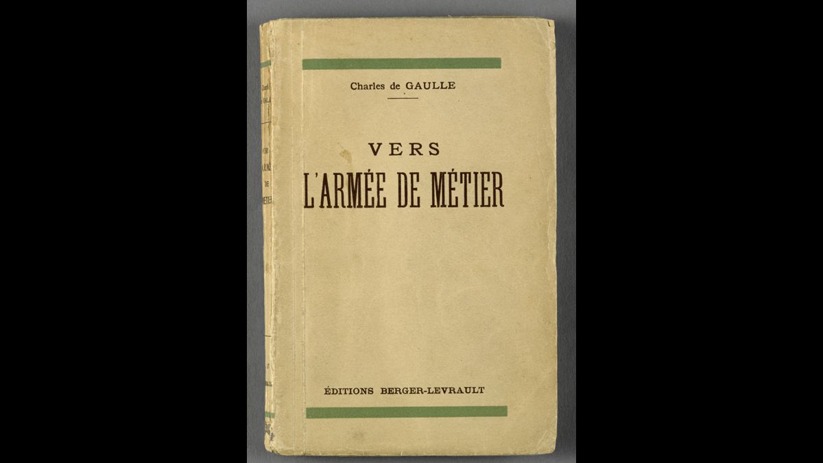 Charles de Gaulle, "Vers l’armée de métier, Paris", Berger-Levrault, 1934  - Publié juste après l’arrivée d’Hitler au pouvoir, cet ouvrage préconise la  création, aux côtés de l’armée de conscription, d’un corps mécanisé de six divisions blindées et d’une division  de reconnaissance entièrement composées  de troupes professionnelles. / Paris, musée de l’Armée, inv. 998.1128 © Paris - Musée de l'Armée, Dist. RMN-Grand Palais / Laurent Sully-Jaulmes