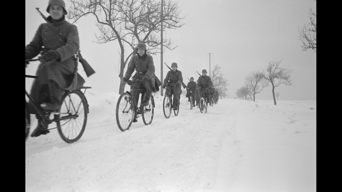 Le long de la ligne Siegfried, compagnie d'infanterie cycliste allemande. - © Robert WEBER/Pk.670/ECPAD/Défense/DAT 1015 L01