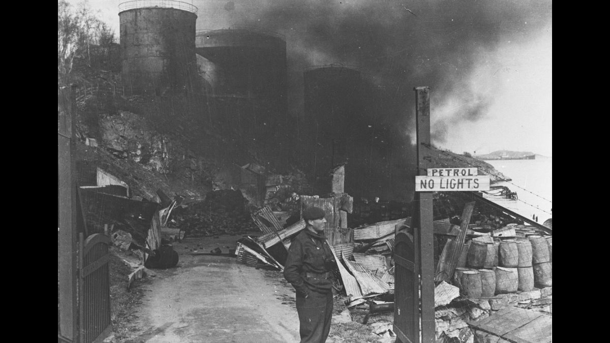 Campagne de Norvège. Le port d'Harstad après le bombardement de ses réservoirs d'essence. / © Photographe inconnu/SCA : Service Cinématographique des Armées/ECPAD/Défense/DG 16 - 314
