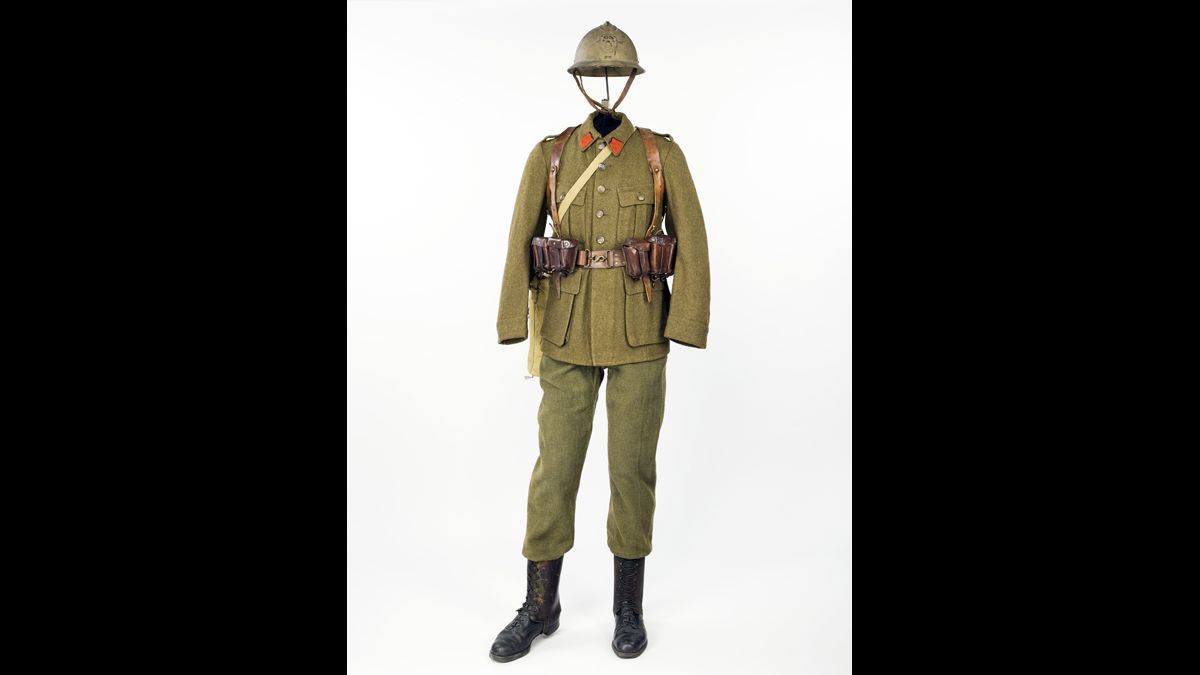 Sous-officier du 2e régiment de ligne (Belgique) - Le 10 mai 1940, l’armée allemande envahit la Belgique, les Pays-Bas et le Luxembourg. Unité de la 12e division d’infanterie, composée uniquement de régiments flamands, le 2e régiment de ligne est engagé dans la position fortifiée d’Anvers mais bat en retraite vers l’ouest à partir du 17 mai. La Belgique capitule le 28. Paris, musée de l’Armée, inv. Ha 100 © Paris - Musée de l'Armée, Dist. RMN-Grand Palais / Emilie Cambier / Tony Querrec