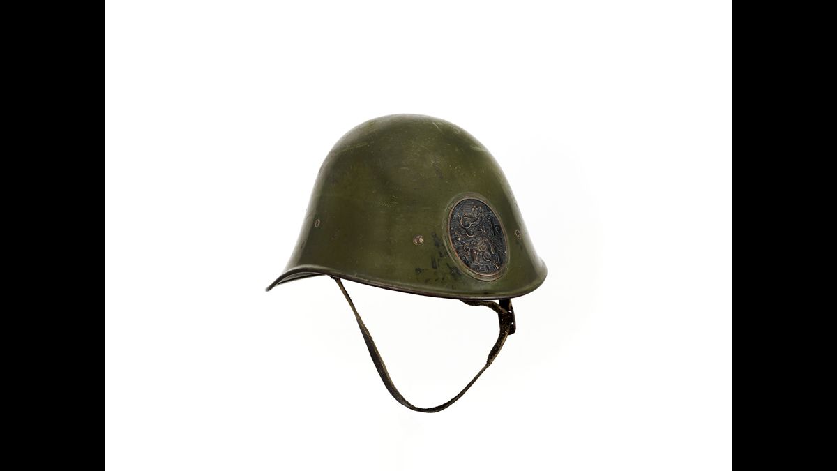 Casque modèle 1934 (Pays-Bas) - Envahis le 10 mai 1940 par les Allemands, les Pays-Bas capitulent le 15 mai. Exilée à Londres avec son gouvernement, la reine Wilhelmine s’adresse aux foyers de résistance aux Pays-Bas grâce à Radio Oranje, programme radio hollandais de la BBC. / Paris, musée de l’Armée, inv. 24833 © Paris - Musée de l'Armée, Dist. RMN-Grand Palais / Anne-Sylvaine Marre-Noël