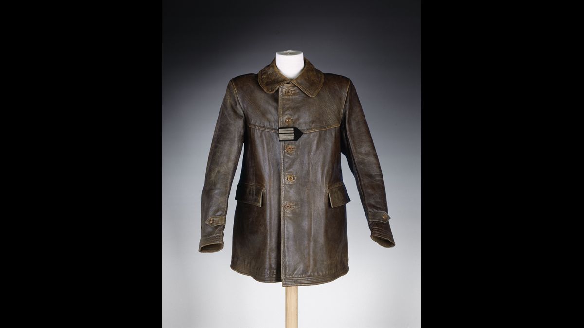 Veston en cuir du colonel de Gaulle modèle 1935  - Au lendemain de l’offensive allemande, le colonel de Gaulle reçoit le commandement de la 4e DCR, qui n’existe encore que sur le papier. C’est avec des unités n’ayant jamais manœuvré ensemble qu’il lance une contre-offensive, le 17 mai, à Montcornet. Ce succès tactique, avec celui d’Abbeville, ne peuvent influer le cours de la bataille./ Paris, musée de l'Armée. Don du général de Gaulle en 1969, inv. 20299 © Paris - Musée de l'Armée, Dist. RMN-Grand Palais / Laurent Sully-Jaulmes