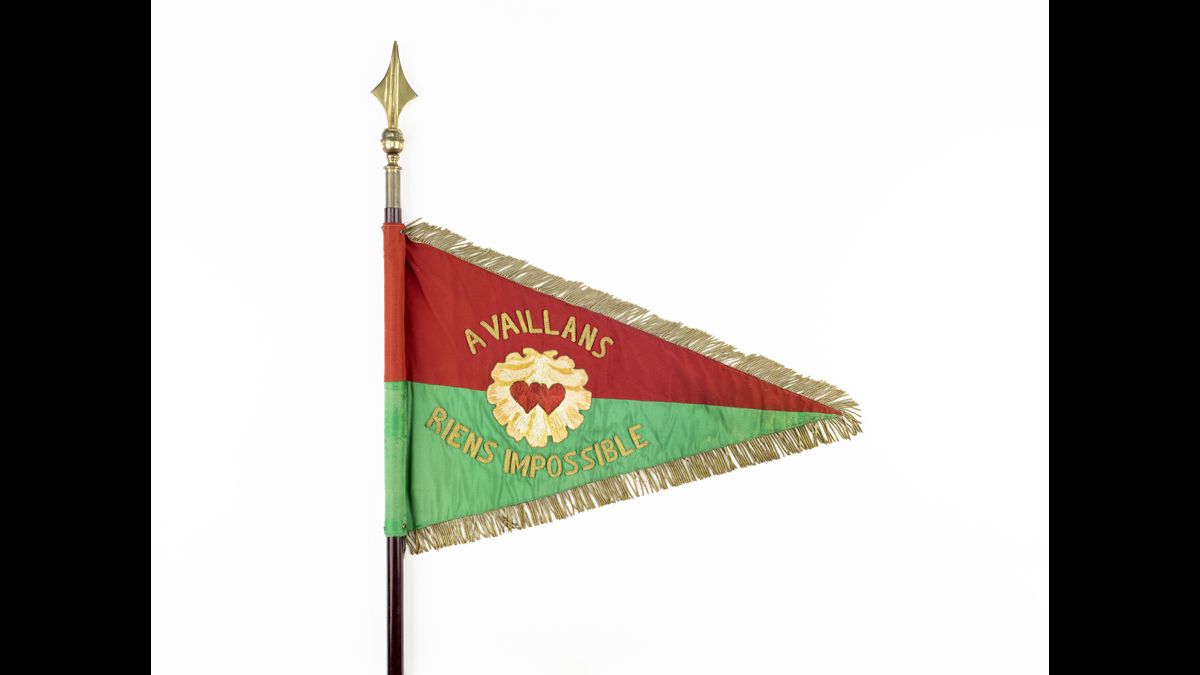 Fanion du groupe aérien d’observation (GAO) 544  - Le groupe aérien d’observation (GAO) 544 est chargé de la couverture aérienne de la 4e division légère de cavalerie (DLC) du général Barbe, qui fait partie de la 9e armée. Le 10 mai 1940, le GAO 544 est bombardé à Villers-lès-Guise. Seul rescapé, le Mureaux 115 no 42 est abattu lors d’une mission de reconnaissance le 12 mai et son équipage est fait prisonnier. / Paris, musée de l'Armée, inv. 2019.50.1. Don de la famille Montagnon © Paris - Musée de l'Armée, Dist. RMN-Grand Palais / Anne-Sylvaine Marre-Noël