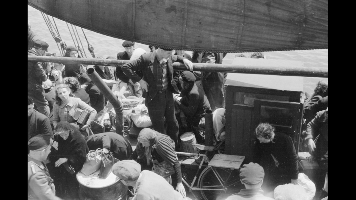 Le Havre. De nombreux bateaux de pêche partis de Trouville et de Honfleur arrivent dans l'arrière-port face au quai d'Escale (actuel quai R. Meunier). / © Photographe inconnu /Luftwaffe K.B.K. 4/ECPAD/Défense/DAA 675 L02