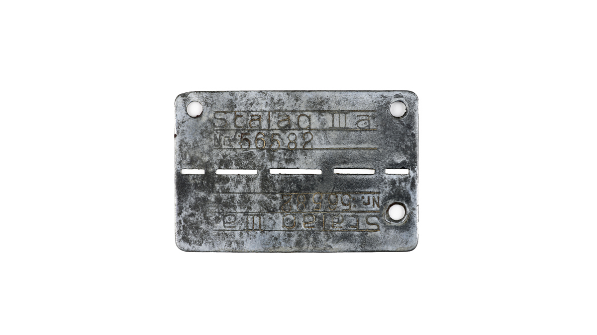 Plaque d’identité de prisonnier  de guerre du Stalag III A /  Paris, musée de l’Armée, inv. 21495 © Paris - Musée de l'Armée, Dist. RMN-Grand Palais / Anne-Sylvaine Marre-Noël