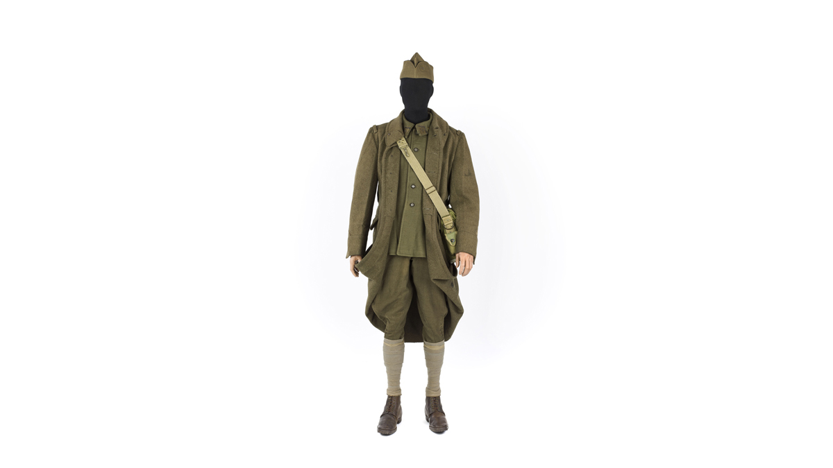 Tenue d’Henri Lebel, sergent du 32e régiment d’infanterie  - Il est affecté au 21e bataillon d’instruction du 32e régiment d’infanterie en 1939. Fait prisonnier le 15 juin 1940 à Méry-sur-Seine, il est envoyé au Frontstalag 170 de Compiègne (Oise) jusqu’au 24 janvier 1941, puis dirigé vers le Stalag IX A (Ziegenhain). Libéré par les Alliés en 1945, rapatrié en France, il est démobilisé en septembre 1945./ Paris, musée de l'Armée, inv. 2018.21.22 © Paris - Musée de l'Armée, Dist. RMN-Grand Palais / Anne-Sylvaine Marre-Noël