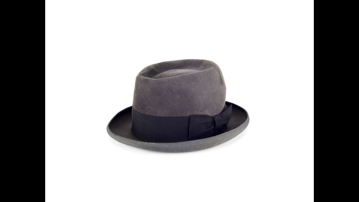 Chapeau du maréchal Pétain - Chef autoproclamé de l’État français depuis le 11 juillet 1940, Pétain porte tout au long de la guerre son uniforme de maréchal de France lors de ses déplacements officiels comme lors de la rencontre avec Hitler à Montoire le 30 octobre 1940, mais il porte également ce chapeau avec un costume civil lors de sortie dans Vichy ou de visites plus informelles. /Paris, musée de l’Armée, inv. 2013.34.35. Cession de la Direction des Domaines de l’État © Paris - Musée de l'Armée, Dist. RMN-Grand Palais / Anne-Sylvaine Marre-Noël