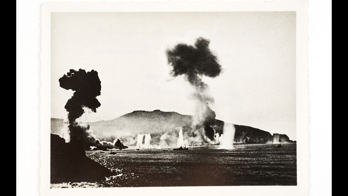 Bombardement de la rade de Mers el-Kébir - Vue générale du combat prise du fort Lamoune / Paris, musée de l'Armée, inv. 22620 / 8
