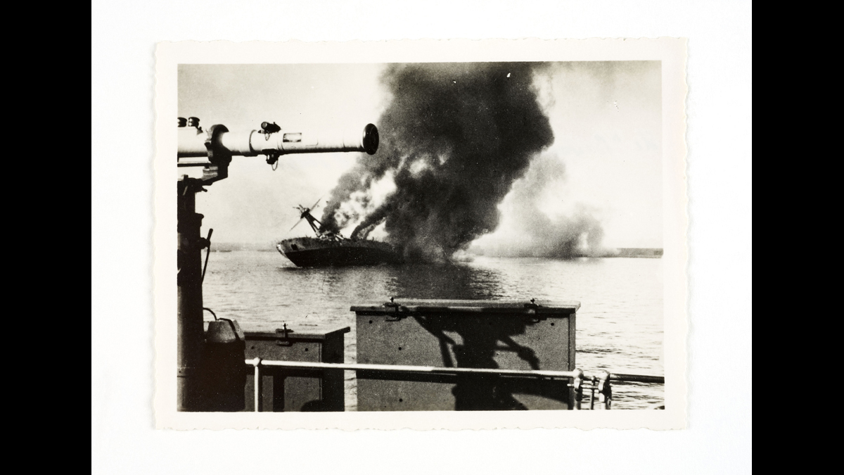 Bombardement de la rade de Mers el-Kébir - Le "Provence", le "Strasbourg" et le "Bretagne" peu après l’explosion / Paris, musée de l'Armée, inv. 22620 / 17