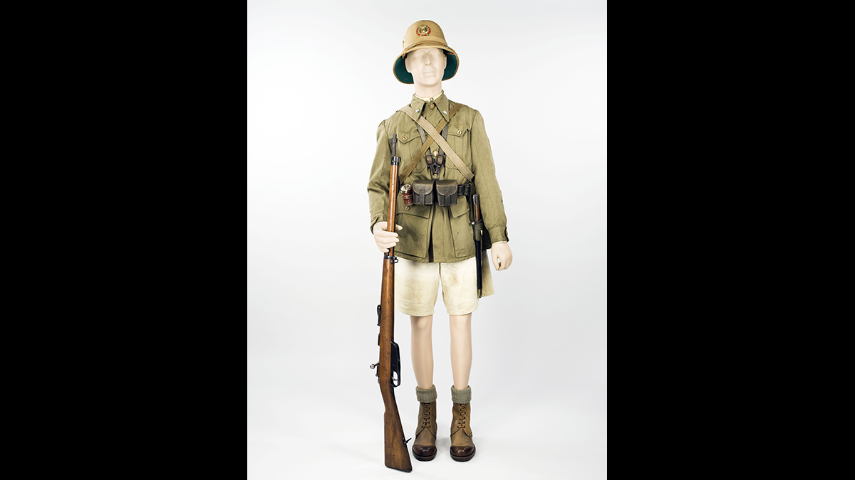 Fantassin de l’infanterie coloniale italienne - Vice-roi d’Éthiopie depuis 1937 et gouverneur général de l’Afrique orientale italienne (Éthiopie, Somalie italienne et Érythrée), le duc Amédée de Savoie-Aoste dispose de plus de 250 000 hommes, dont un grand nombre d’Africains (Askaris), qui menacent l’approvisionnement de l’Angleterre le long de la mer Rouge. Une force de 25 000 hommes envahit et annexe le Somaliland britannique en août. Les Anglais ne reconquièrent leur colonie qu’en mars 1941. / Paris, musée de l'Armée, inv. Ha 71 © Paris - Musée de l'Armée, Dist. RMN-Grand Palais / Emilie Cambier / Tony Querrec